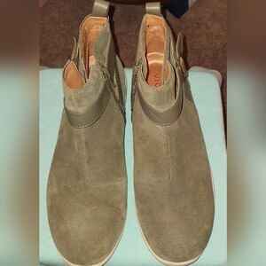 Vionic Suede ankle boots